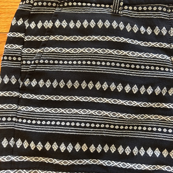 Loft Black & White Aztec Print Tribal Shorts Size 4 - Picture 2 of 11
